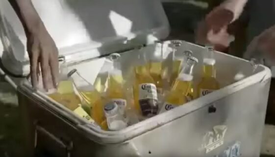 How to Keep Ice From Melting at a Party