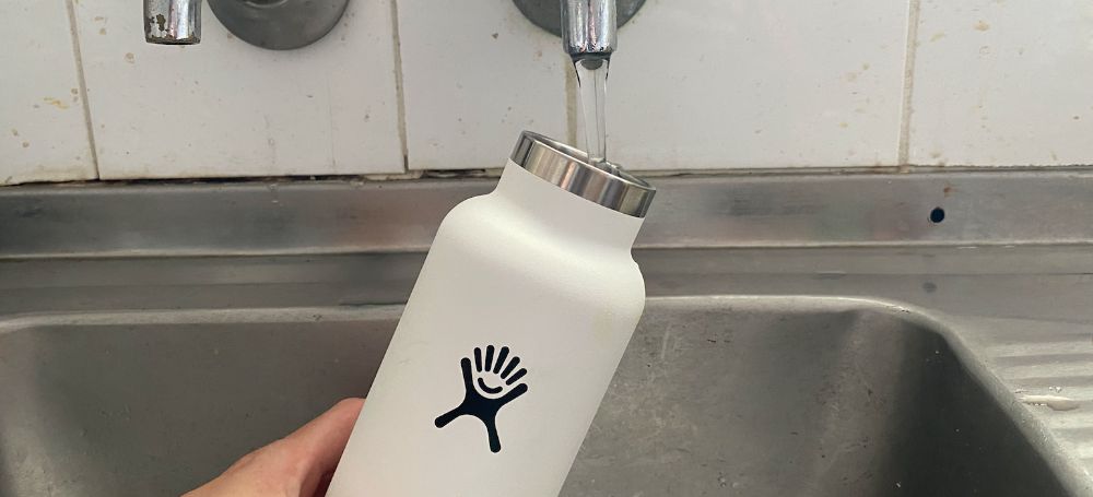 https://huntingwaterfalls.com/wp-content/uploads/2020/02/hydro-flask-filling-from-tap-with-room-temperature-water.jpg