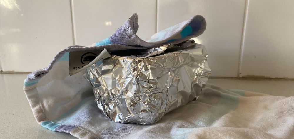 https://huntingwaterfalls.com/wp-content/uploads/2020/06/keep-food-warm-with-aluminium-foil-plus-a-towel.jpg