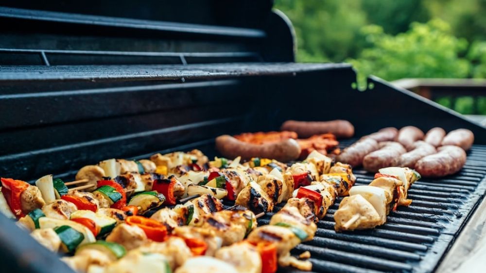 https://huntingwaterfalls.com/wp-content/uploads/2020/10/keeping-food-hot-in-a-grill-barbeque-bbq-meat-chicken-backyard-party.jpg