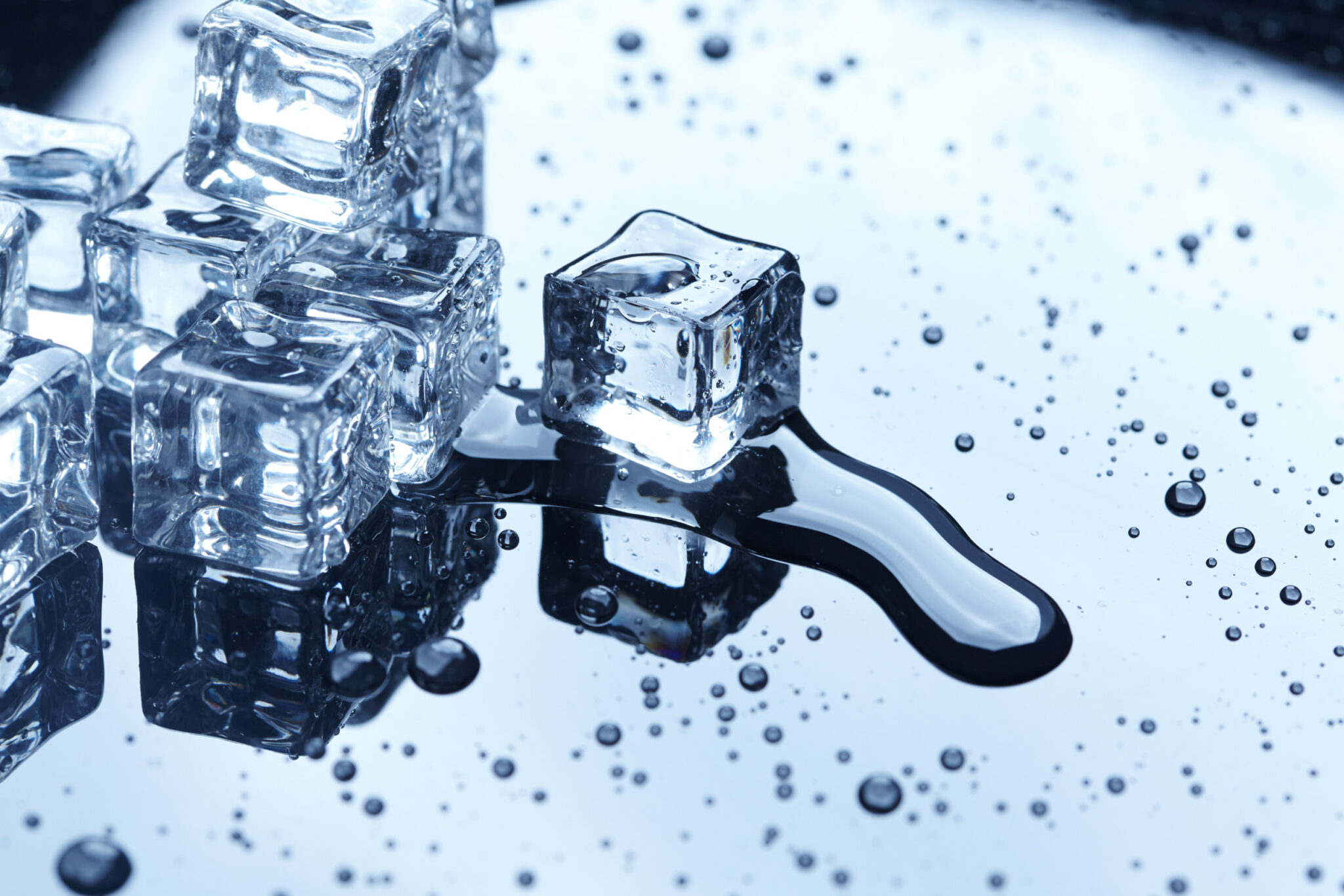 Why Does Ice Melt Faster On Aluminum than Plastic? EXPLAINED