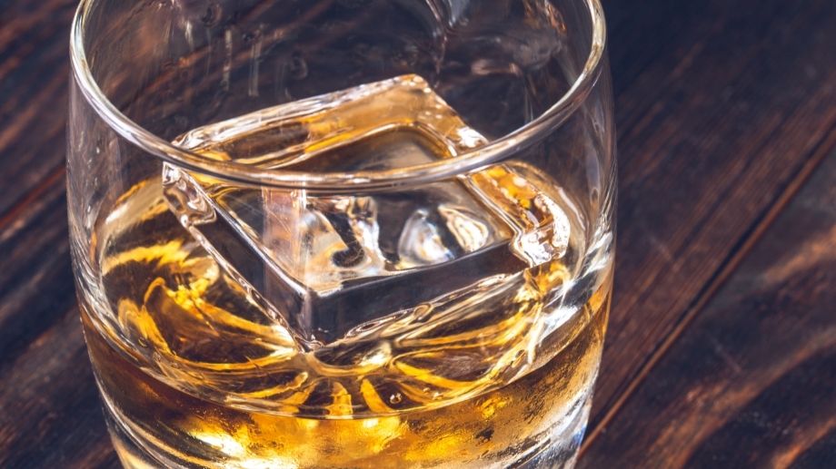 https://huntingwaterfalls.com/wp-content/uploads/2022/02/large-square-clear-ice-cube-in-whiskey-glass.jpg