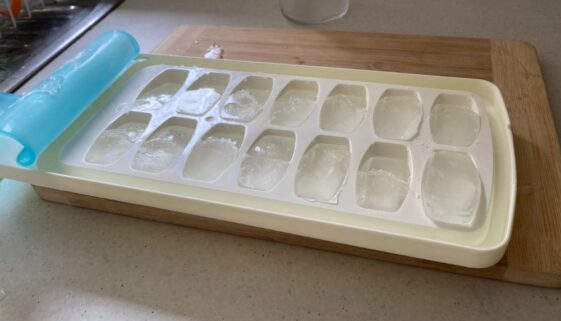 8 Easy Ways To Get Stuck Ice Cubes Out Of A Tray